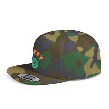 Retry Vintage Flat Bill Snapback Cap – Adjustable streetwear hat for men & women. Ideal gift for casual fashion, festivals, and urban style.