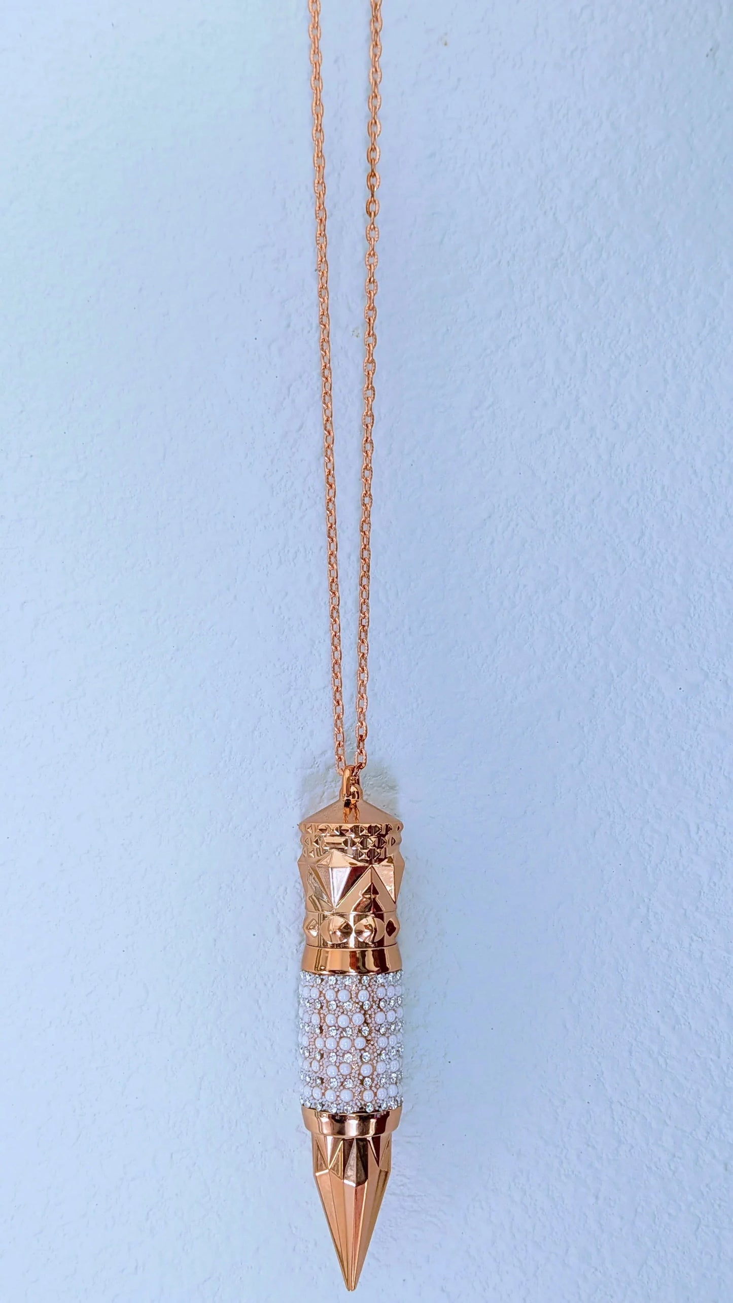 Magic Color-Changing Lipstick Necklace – Pearl & Gold pH-Balanced Lipstick - RizQ Life 