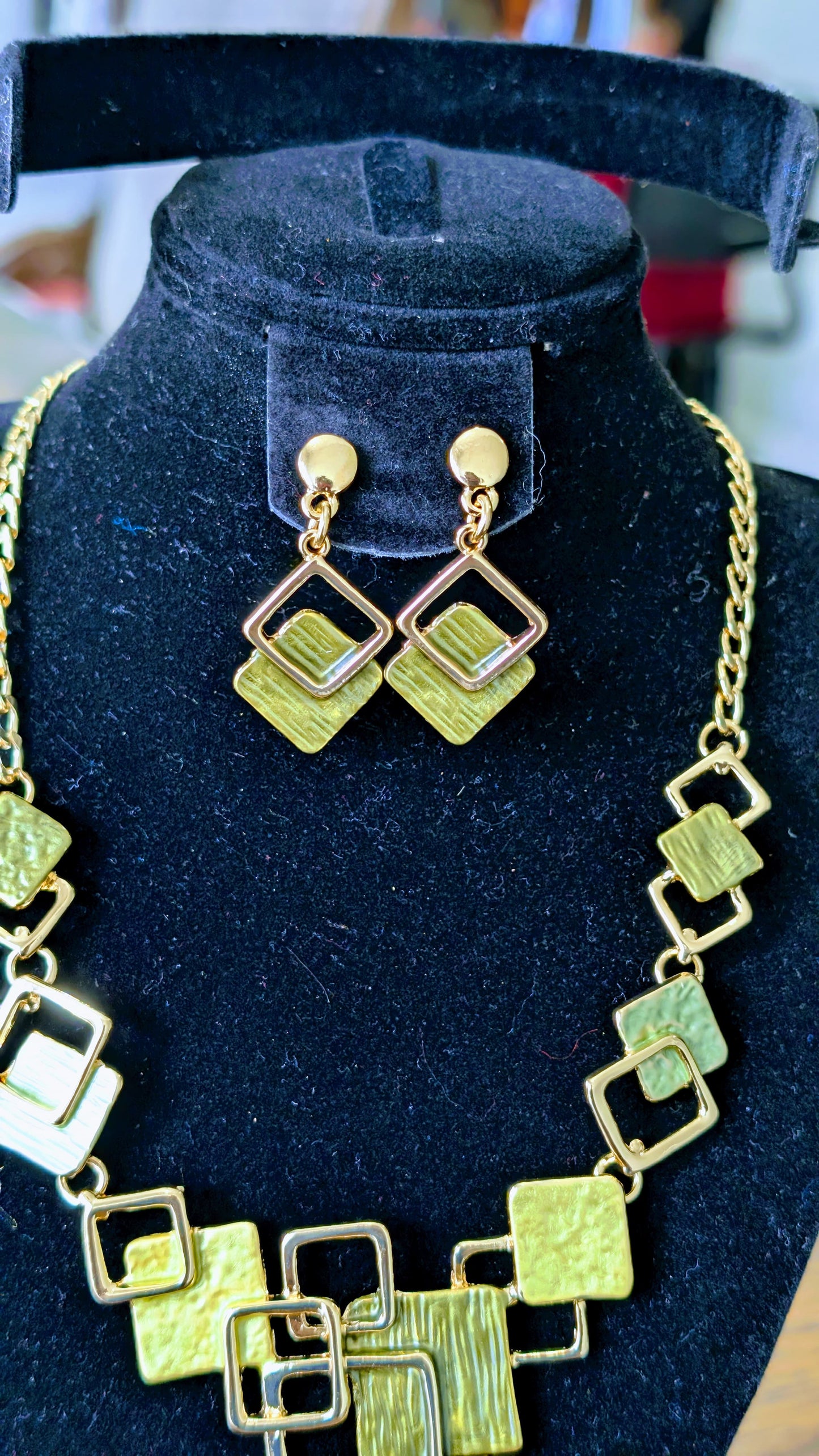 Geometric Gold Necklace Set with Matching Earrings – Elegant Statement Jewelry
